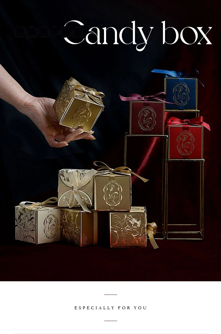 Scatole regalo in cartone con fiori di tulipani e caramelle.