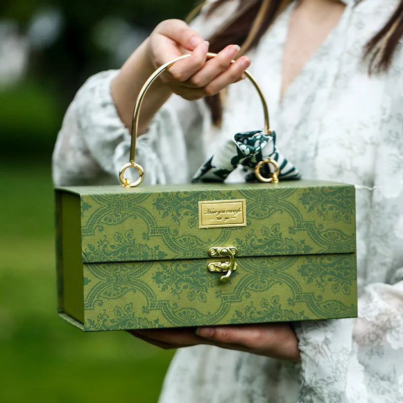 Scatola regalo in metallo con sciarpa di lusso.