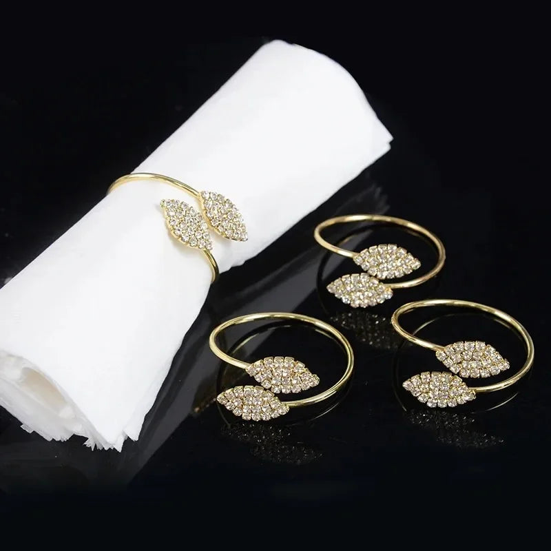 Anillos de servilleta con hojas, elegante decoración de mesa con hojas doradas y plateadas.