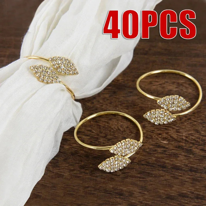 Anillos de servilleta con hojas, elegante decoración de mesa con hojas doradas y plateadas.