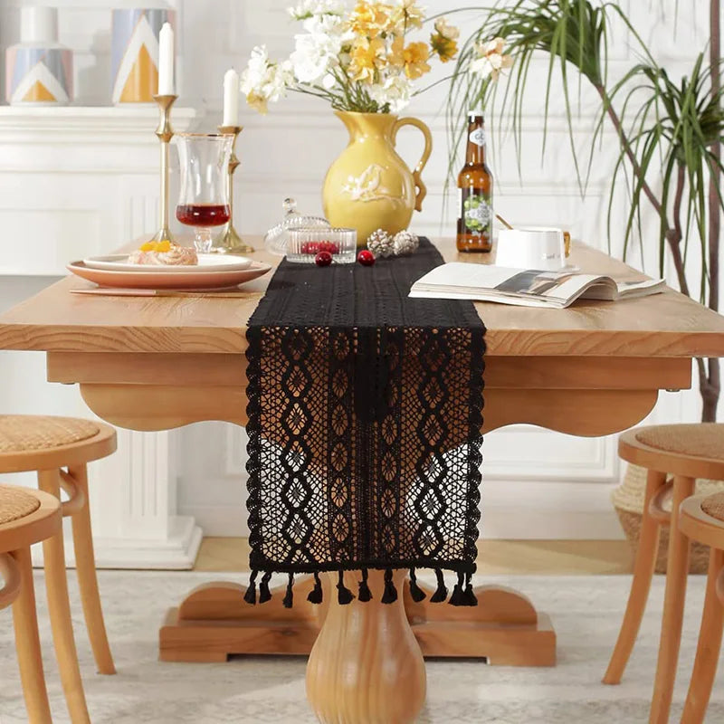 Camino de mesa de encaje de crochet en tejido mezclado de algodón con borlas.