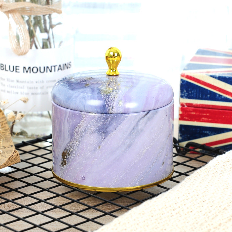 Wunderschön gestaltete runde Blechgefäße.