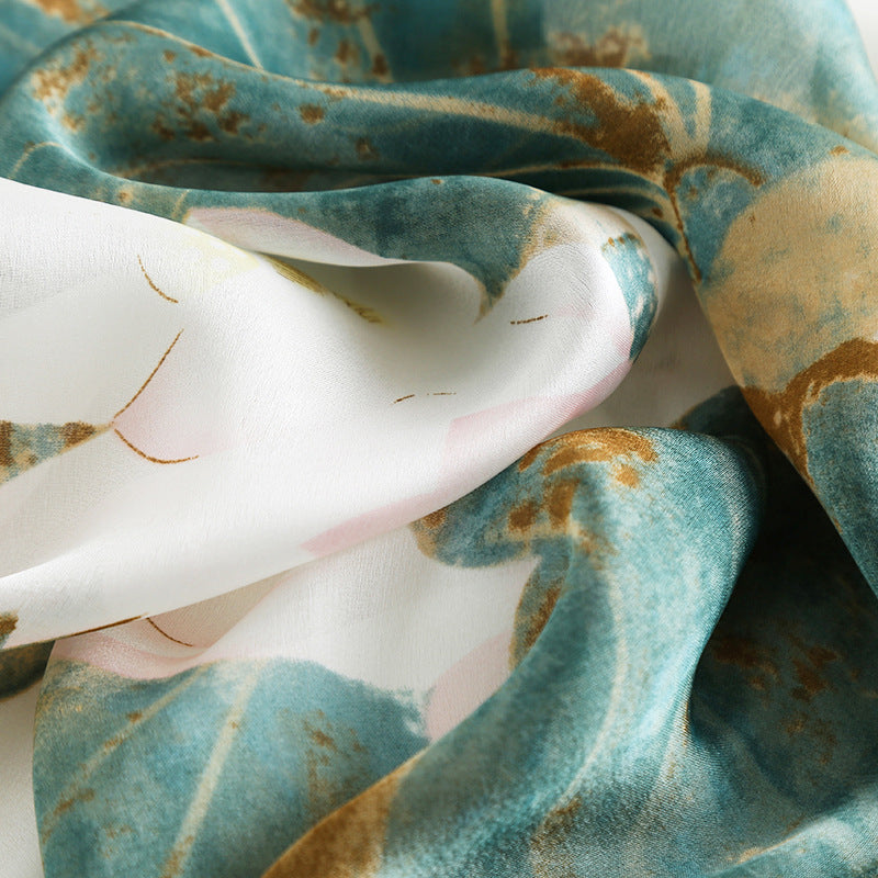 Toalla de playa con protector solar y chal de seda estampado