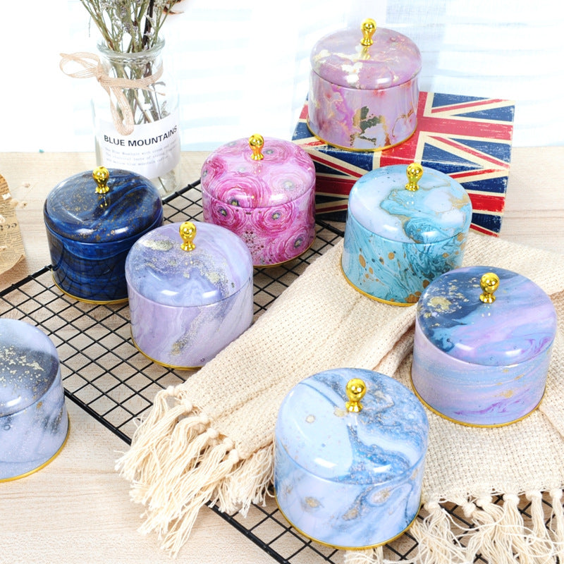 Wunderschön gestaltete runde Blechgefäße.