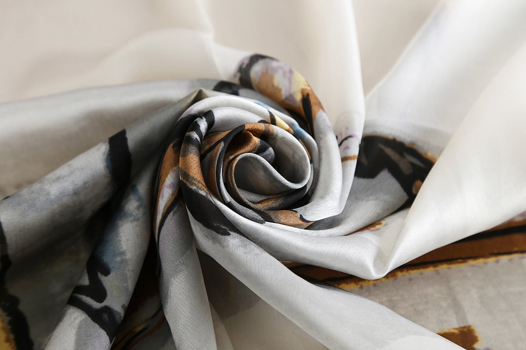 Toalla de playa con protector solar y chal de seda estampado