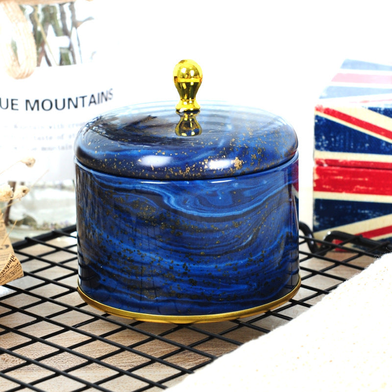 Wunderschön gestaltete runde Blechgefäße.