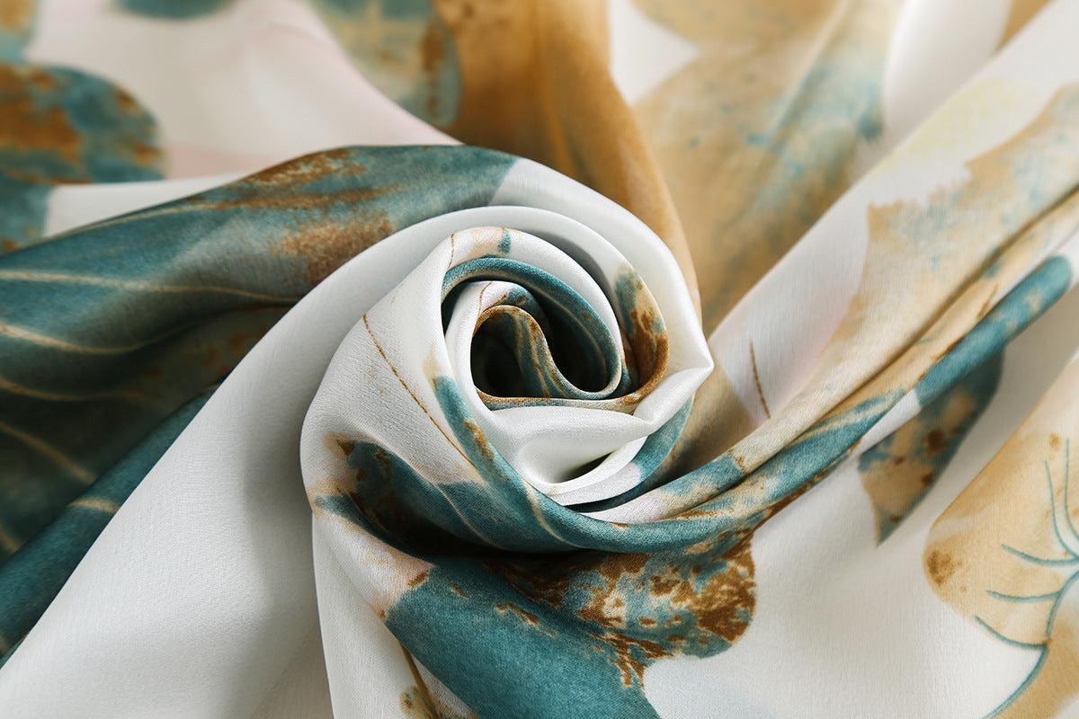 Toalla de playa con protector solar y chal de seda estampado